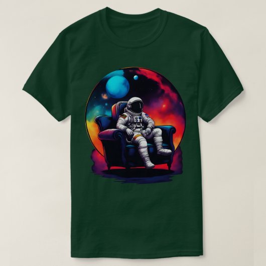 カラフルのソファで体を冷やす宇宙 Tシャツ (デザイン正面)