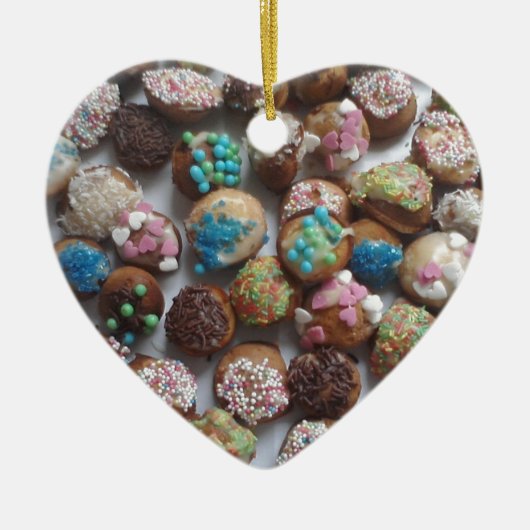 カラフルの小さなお誕生日ケーキ,食べ物,パーティーケーキ セラミックオーナメント (正面)