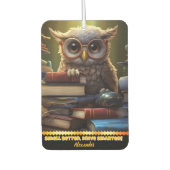 カラフルの本の間に眼鏡をかけたフクロウ カーエアーフレッシュナー (正面)