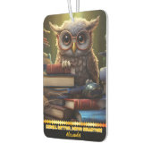 カラフルの本の間に眼鏡をかけたフクロウ カーエアーフレッシュナー (左)