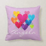 カラフルぶら下がったハートパーソナライズされた クッション<br><div class="desc">光カラフル透の様々な色合いのハートとモノグラムでトッピング素晴らしは、子供、トゥイーンまたはティーンのベッドルームのための選択を行う。ラベンダーの背景色は、「その」ボタンを選択して背景色を選択することによカスタマイズり、好みの色に変違う更できる。名前をカスタマイズするには、デザインテンプレートに表示されるサンプル名を編集する。可愛いハートグラフィック提供vecteezy.com.</div>