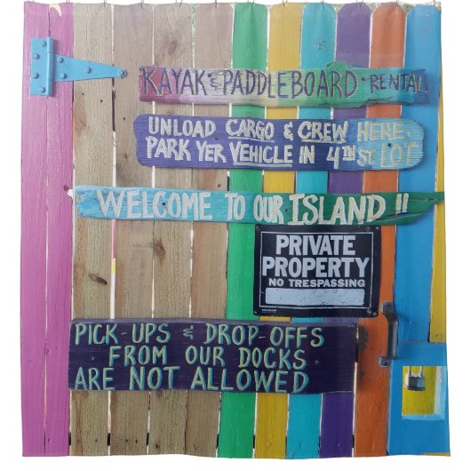 カラフルようこそ島の看板Carribean シャワーカーテン (正面)