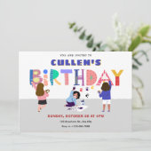 カラフルよくはしゃぐ絵を描おもしろい誕生日 招待状 (スタンド正面)