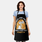 カラフルオクトーバーフェストキャットパーティー – ポーズとパイント エプロン (着用した状態)