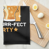 カラフルオクトーバーフェストキャットパーティー – ポーズとパイント キッチンタオル (四つ折り)