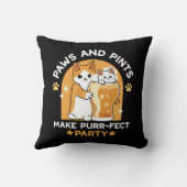 カラフルオクトーバーフェストキャットパーティー – ポーズとパイント クッション (裏面)