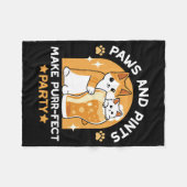 カラフルオクトーバーフェストキャットパーティー – ポーズとパイント フリースブランケット (正面(横))