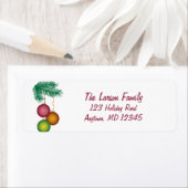 カラフルクリスマスオーナメントと松 |休日 ラベル (インサイチュ)