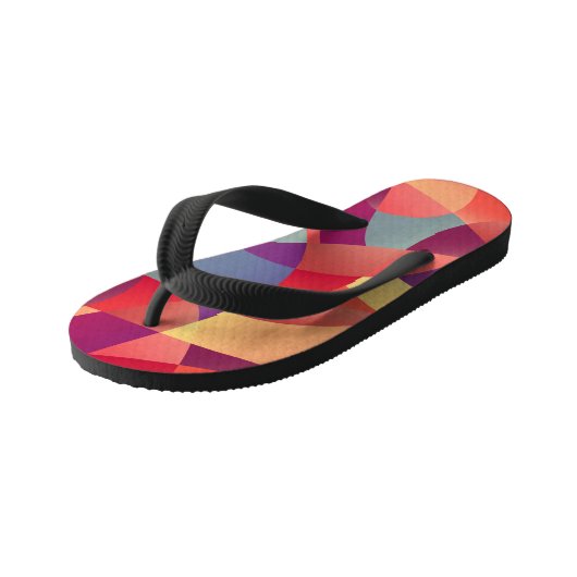 カラフルグランジ:ジオメトリ三角形の背景 キッズビーチサンダル (アングル)