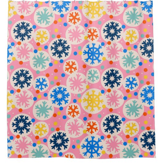 カラフルスノーフレークオンピンクホリデーパターン シャワーカーテン (正面)