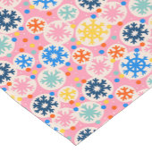 カラフルスノーフレークオンピンクホリデーパターン ショートテーブルランナー (コーナー)