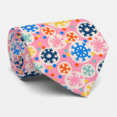 カラフルスノーフレークオンピンクホリデーパターン ネクタイ (ロール)
