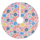 カラフルスノーフレークオンピンクホリデーパターン ブラッシュドポリエステルツリースカート (正面)