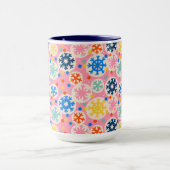 カラフルスノーフレークオンピンクホリデーパターン マグカップ (中央)