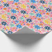 カラフルスノーフレークオンピンクホリデーパターン ラッピングペーパー (角)