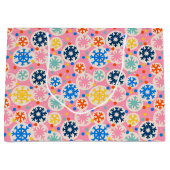 カラフルスノーフレークオンピンクホリデーパターン ラージペーパーバッグ (正面)