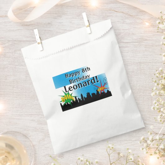 カラフルスーパーヒーロー漫画少年の誕生日パーティー フェイバーバッグ (クリップ留めされた状態)