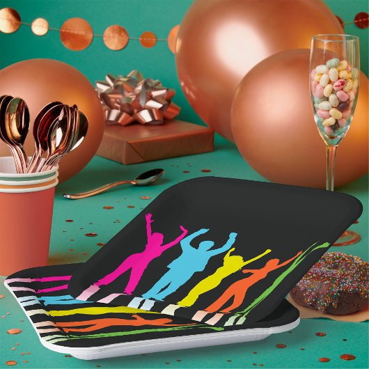 カラフルダンサー踊りのまわりに ペーパープレート