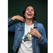 カラフルトゥーカンの枝の上に座る Tシャツ