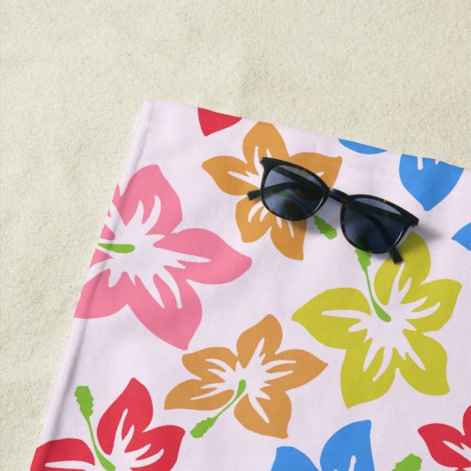 カラフルハイビスカス、花のパターン ビーチタオル (インサイチュ)