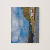 カラフルハウスインローワータウン魚釣りハーバー ジグソーパズル (縦)