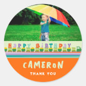 カラフルハッピーバースデー列車キッドの誕生日写真 ラウンドシール (正面)