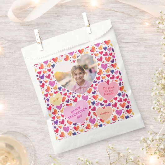 カラフルハーツ クラスのバレンタインデー フォト フェイバーバッグ (クリップ留めされた状態)