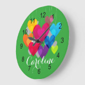 カラフルハートモノグラムの ラージ壁時計 (傾斜)