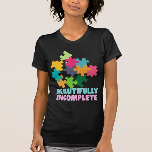 カラフルパズルピース 不完全な美しさ Tシャツ (正面)