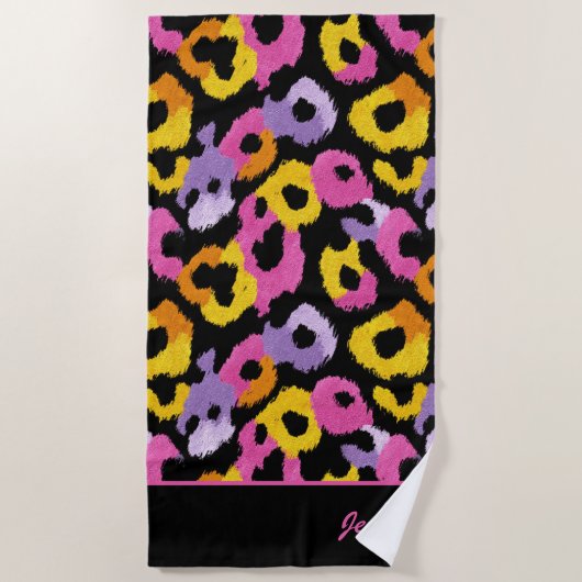 カラフルヒョウ印刷レトログモノグラムのラム名 ビーチタオル (正面)