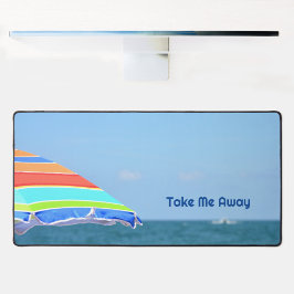 カラフルビーチ傘で写真を撮遠くにる デスクマット