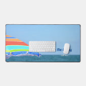 カラフルビーチ傘で写真を撮遠くにる デスクマット (キーボード&マウス)