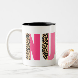 カラフルフォント付きLeopard Printアクセントはっきりしたナース ツートーンマグカップ