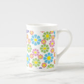 カラフルフローラアートのパターン ボーンチャイナマグカップ (右)