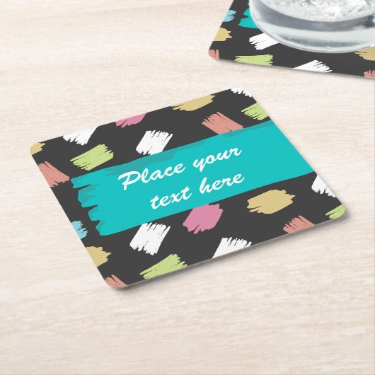 カラフルブラシストロークの黒カスタム文字 スクエアペーパーコースター (アングル)