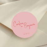 カラフルモダンBoho Pink Redスクリプ結婚ト ラウンドシール<br><div class="desc">パーソナライズされたカラフルモダンBoho Pink Red Scriptの結婚クラシックRound Sticker</div>