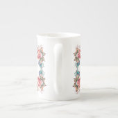 カラフルモノグラムの ボーンチャイナマグカップ (裏面)