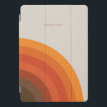 カラフルレトロストライプ70s 80sゴールデンブラウンオレンジ iPad proカバー<br><div class="desc">このヴィンテージデザインiPadのカバーは、オレンジインスパイア、赤、茶色の色合いの70sグラフィックデザインを備えている。このインスパイアレトロiPadのカバーはパーソナライズされた、あなたの名前または文字で選択できる。</div>