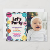 カラフルレトロスマイル絵文字市松模様に写真誕生日 招待状 (正面)