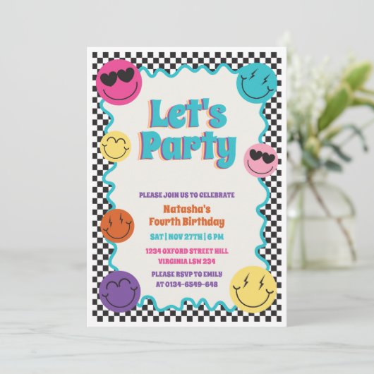 カラフルレトロスマイル絵文字市松模様に子供の誕生日 招待状 (スタンド正面)