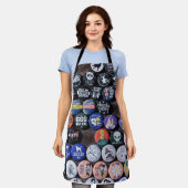 カラフルヴィンテージレトロバッジコレクション エプロン (着用した状態)