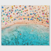 カラフル傘を持つ砂のビーチの空中眺め ラッピングペーパー (フラット)