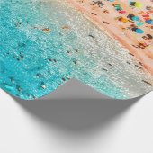 カラフル傘を持つ砂のビーチの空中眺め ラッピングペーパー (角)