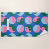 カラフル可愛いレトロ陰陽ブパーソナライズされたルー ビーチタオル (正面)