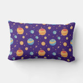 カラフル宇宙パターン（惑星、星） ランバークッション (裏面)