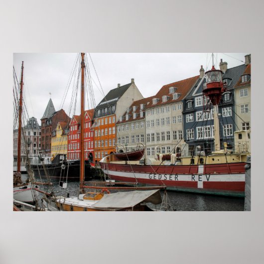 カラフル建物は川のそばにある ポスター (正面)