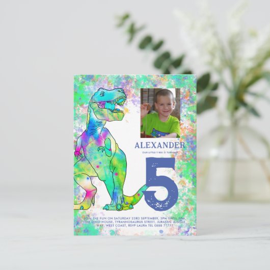 カラフル恐竜の誕生日パーティー予算 インビテーションポストカード (スタンド正面)