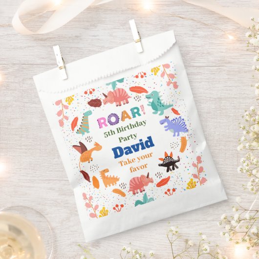 カラフル恐竜をテーマにした誕生日パーティー フェイバーバッグ (クリップ留めされた状態)