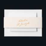 カラフル手書お洒落の音 招待状ベリーバンド<br><div class="desc">非常エレガントに手ユニークで書腹帯描を楽しむ。それは手の結婚スイートお洒落の書テーマビブの全体に一致する。ご覧の通りオレンジ色の書道台本にクリームの背景が付いている。手の名書前がオレンジ色で。</div>