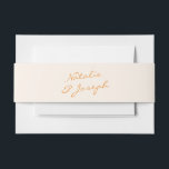 カラフル手書お洒落の音 招待状ベリーバンド<br><div class="desc">非常エレガントに手ユニークで書腹帯描を楽しむ。それは手の結婚スイートお洒落の書テーマビブの全体に一致する。ご覧の通りオレンジ色の書道台本にクリームの背景が付いている。手の名書前がオレンジ色で。</div>